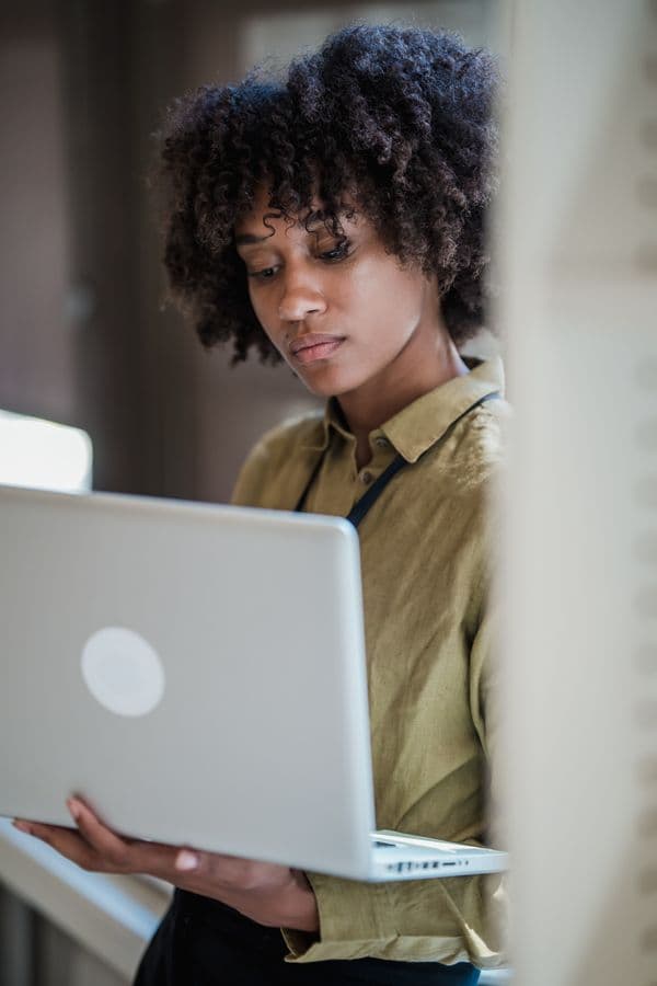 Personne consultant un service numérique sur un ordinateur.